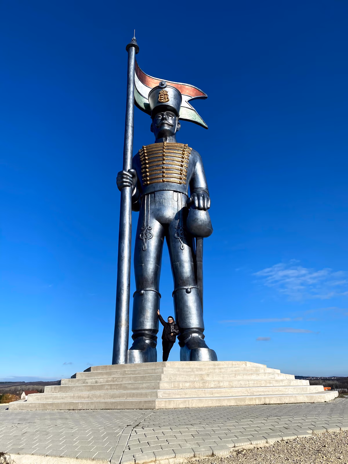 Miska Hussar statue