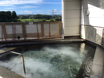 男湯の中庭にはししゆずなるカボチャのような実がなってました。皮をジャムにする以外は果実は無用のものらしい — photo 07