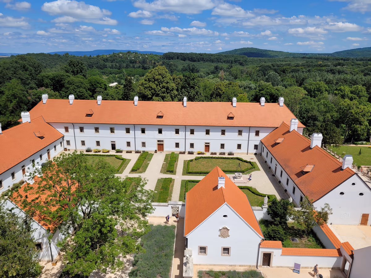 Majki Kamalduli Remeteség és Esterházy