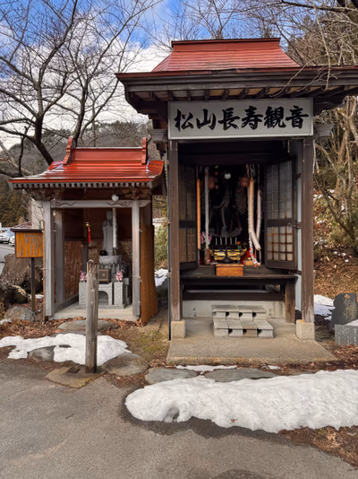 右のメルセデスは泊まり客かな? — photo 12