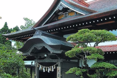 右のメルセデスは泊まり客かな? — photo 13
