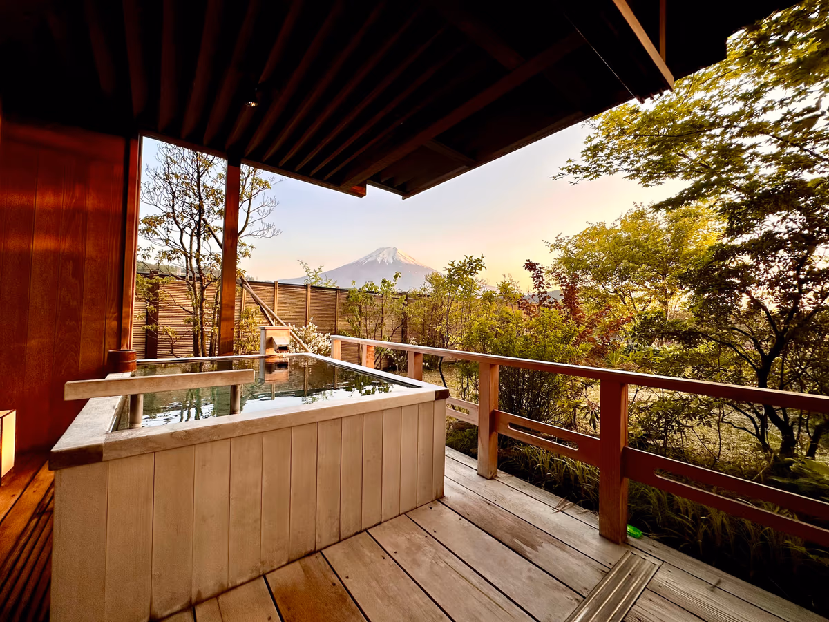 Deep soaking bathtub