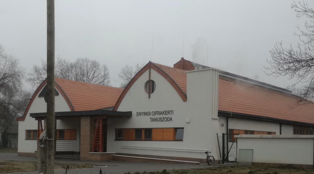Enyingi Cifrakert Tanuszoda
