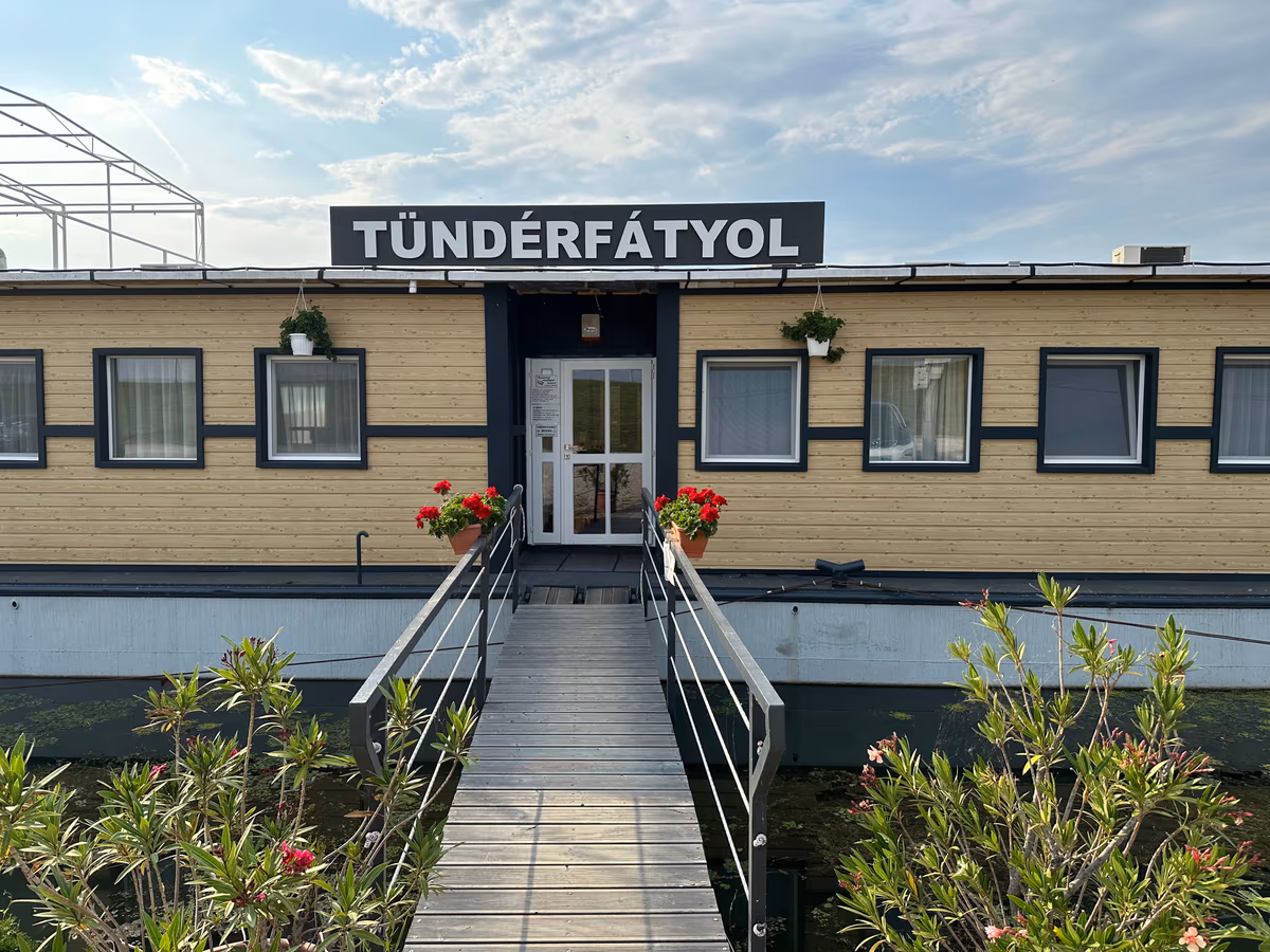 Tündérfátyol Szállodahajó