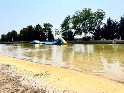 Thermal lake beach — photo 16